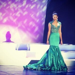 Elegant emerald Green MacDuggal Evening Gown 4